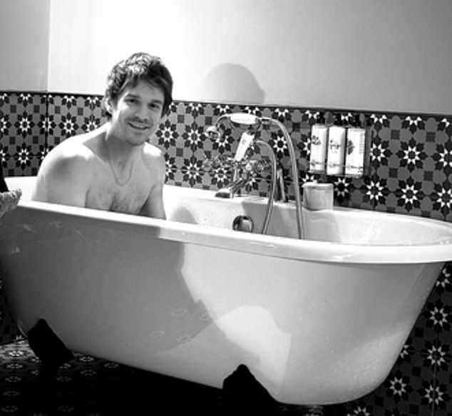 ذكرت صحيفة ديلي ميل يوم الخميس كيف قال الزوج السابق لفيرن كوتون، وهو أيضًا نجل روني وود من رولينج ستونز، 49 عامًا، إنه كان عاطلاً عن العمل ويعيش على 1000 جنيه إسترليني شهريًا