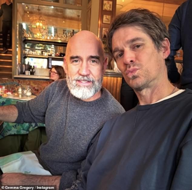 وأظهرت لقطة أخرى له مرحًا وهو يقف بجانب صديق