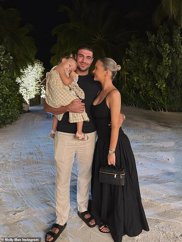 التقت الشخصية التلفزيونية البالغة من العمر 26 عامًا والملاكم في برنامج Love Island على قناة ITV في عام 2019، حيث احتلا المركز الثاني.