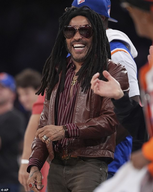 ويقال إن والد زوي الموسيقي، ليني، 61 عامًا، سعيد جدًا بعلاقتهما ويخبر أصدقاءه أنه يعتقد أن الزوجين 