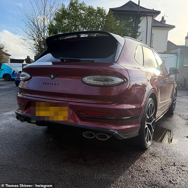 اندفع نجم المتدرب إلى سيارته الفاخرة وأخبر المعجبين أنه سيتخذ طريقة 