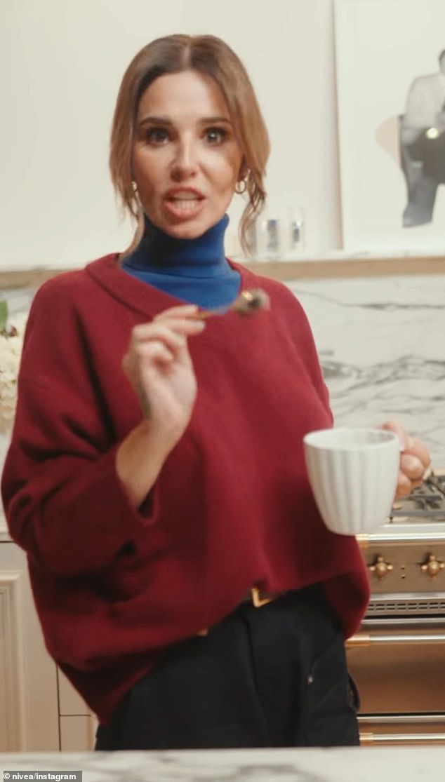 يأتي أحدث إعلان بعد أن أعادت شيريل أحد اقتباساتها الفيروسية من X Factor في إعلان على Instagram لـ Nivea يوم الجمعة. قامت شيريل بتدوير ملعقة صغيرة في كوب أثناء وقوفها في مطبخ فاخر، ونطقت الكلمات فوق التسجيل الأصلي