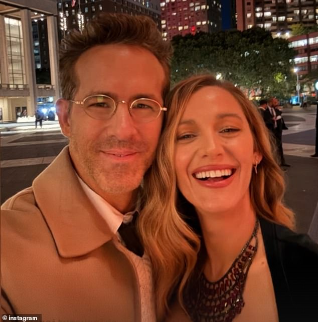 مفعمة بالحيوية مع زوجها رايان رينولدز الذي حاولت الممثلة إبعاده عن الدراما القانونية