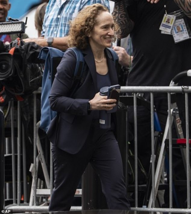 قام الممثل بتعيين ألكسندرا شابيرو، التي مثلت بشكل خاص شون 