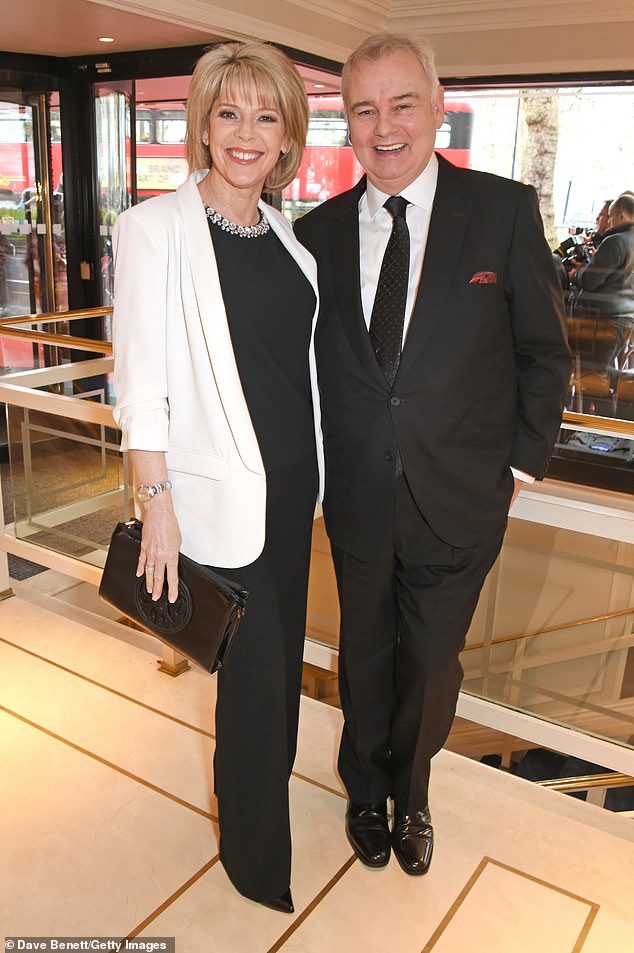 روث وإيمون، اللذان كانا معًا لمدة 27 عامًا ولكنهما تزوجا لمدة 14 عامًا، أنهيا علاقتهما في يونيو 2024 (في الصورة معًا في عام 2018).