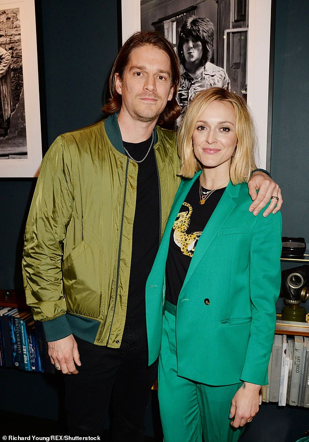 يأتي ذلك بعد أن كشف زوجها السابق جيسي أنه منذ انفصاله عن فيرن كوتون، أصبح عاطلاً عن العمل ويعيش على 1000 جنيه إسترليني شهريًا بالكاد (شوهدنا معًا في عام 2019).