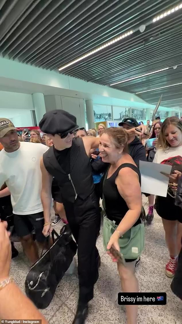 بعد أن أبهر المعجبين في سيدني وملبورن وأديلايد في المحطة الأسترالية من جولته في Idols، سيقدم Yungblud عرضين في بريسبان، قبل أن يختتم عرضه في بيرث. ومن المؤكد أن الروك تلقى ترحيبا حارا عندما هبط في بريسبان يوم الجمعة.