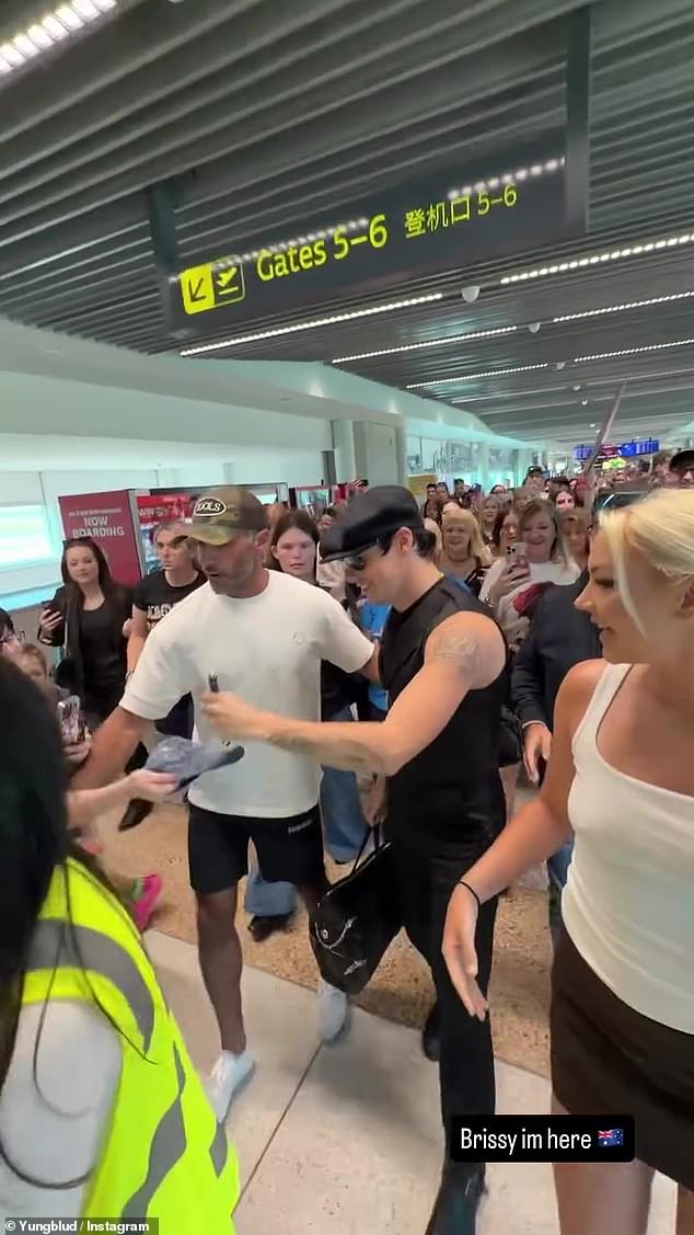 كان صانع أغاني الزومبي، البالغ من العمر 28 عامًا، يقدم عرضًا في Sidney Myer Music Bowl في ملبورن يوم الثلاثاء عندما خاطب الجمهور الذي بيعت تذاكره بالكامل في مقطع تم تحميله على Instagram. في الصورة: Yungblud يتجمع من قبل المشجعين في مطار بريسبان