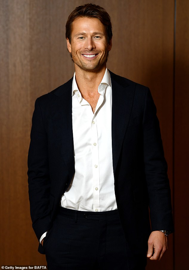 أثار راندولف التكهنات الرومانسية لأول مرة مع باول عندما شوهدوا وهم يرقصون في حانة هونكي تونك The Broken Spoke في مدينة أوستن؛ الممثل شوهد في نوفمبر 2025 في لندن