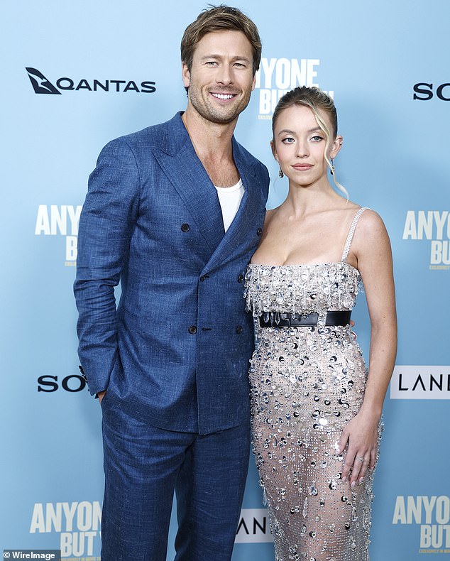 كان باول قد واعد سابقًا عارضة الأزياء جيجي باريس حتى انفصالهما في عام 2023 - وأثار شائعات رومانسية مع زميله في فريق Any But You سيدني سويني خلال الجولة الصحفية للروم كوم؛ باول وسويني شوهدا في عام 2023 في مدينة نيويورك