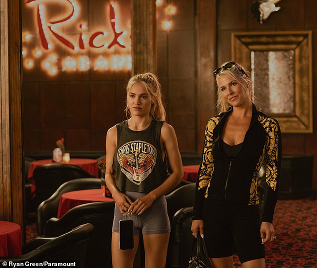 تلعب حاليًا شخصية أينسلي نوريس في سلسلة لاندمان للمخرج تايلور شيريدان جنبًا إلى جنب مع ديمي مور وبيلي بوب ثورنتون وعلي لارتر؛ يظهر أعلاه (يسار) مع لارتر في لاندمان