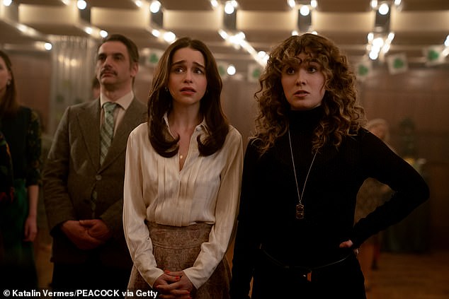 المهور هو فيلم تجسس مثير تدور أحداثه في الحرب الباردة في السبعينيات حول بيا (إميليا) وتوايلا (التي تلعب دورها هالي لو ريتشاردسون) يحققان في وفاة زوجيهما بينما يعمل الزوجان كعملاء في وكالة المخابرات المركزية معًا.