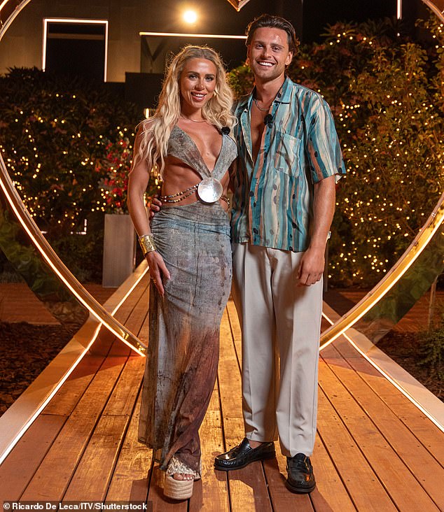 ولكن الآن قد يواجه الزوجان مواجهة محرجة حيث يُعتقد أن Casey قد اشترك أيضًا في برنامج المواعدة E4، وفقًا لصحيفة The Sun