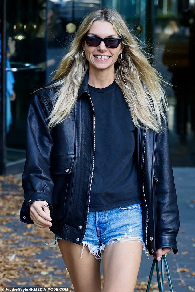 ظهرت جيسيكا بمظهر أنيق وغير رسمي خلال زيارتها إلى ملبورن، حيث خرجت مرتدية قميصًا أسود عاديًا ارتدته تحت سترة جلدية سوداء. كانت ترتدي أيضًا زوجًا من شورتات الجينز 