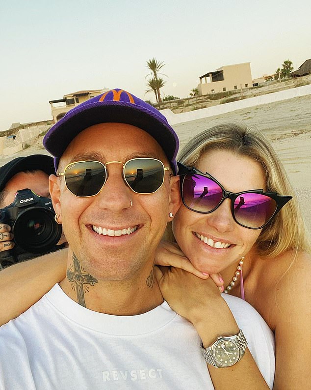 يأتي ذلك بعد انتهاء العلاقة الرومانسية المثيرة بين عارضة الأزياء الأسترالية وخطيبها سائق سيارة السباق الأمريكي جيمس كيركهام في أوائل عام 2025.