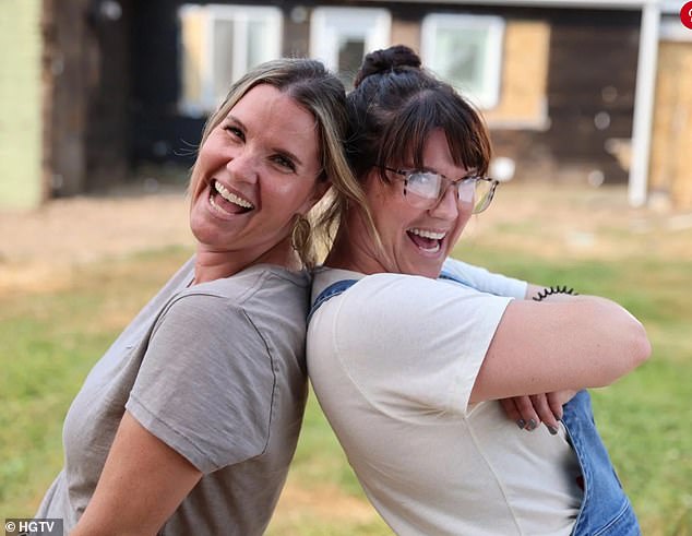 صعدت ديفيس إلى الشهرة في برنامج HGTV Unsellable Houses، والذي شاركت في استضافته مع أختها التوأم ليندساي لامب منذ عام 2019.