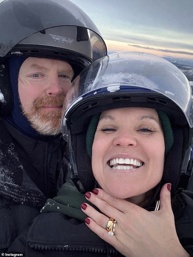 أعلنت ديفيس بسعادة على إنستغرام يوم الأربعاء أنها قبلت عرضًا من النجار وزميلها نجم HGTV دون ريدي (يسار)