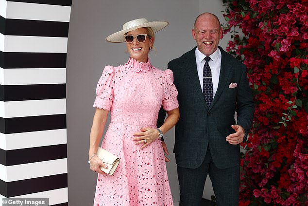 تم تصميم الفستان المذهل من التطريز الإنجليزي - وهي تقنية تطريز بيضاء دقيقة - مما يخلق أجواء زهرية مبهجة