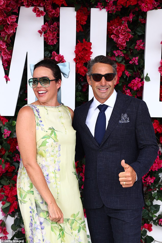 ورفعت نيكول شعرها لأعلى في هذا الحدث، وعززت تسريحة الشعر بعقدة زرقاء فاتحة