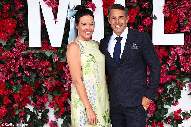 وبدت نيكول (40 عاما) مفعمة بالحيوية في فستان أصفر انسيابي من تصميم المصمم ليو لين المقيم في سيدني. يتميز الفستان بطبعات زهور لافتة للنظر، كما يتميز بخط عنق مرتفع مزين