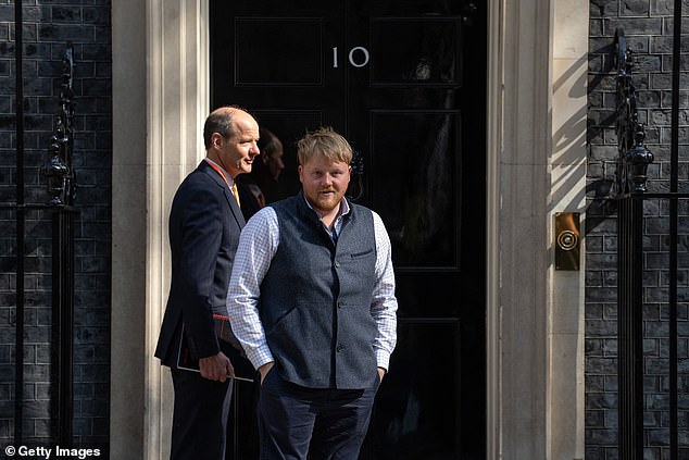 كالب كوبر وتشارلي خارج 10 داونينج ستريت للقاء رئيس الوزراء آنذاك ريشي سوناك