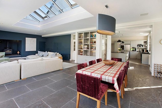 عاش إدموندز هناك بعد طلاقه من زوجته الثانية هيلين سوبي ووسط نجاح صفقة أو لا صفقة