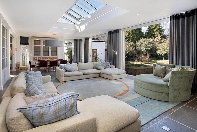 يقع المنزل في أحد أرقى شوارع إكستر