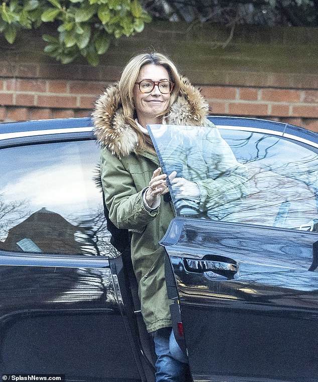 قامت القطة بتصفيف شعرها بشكل مستقيم وأظهرت بشرتها الخالية من العيوب أثناء خروجها من سيارتها للقيام ببعض المهمات