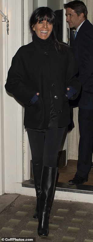 وظهر نجم التلفزيون في حالة معنوية عالية، وابتسم ابتسامة عريضة أمام الكاميرات بينما كان الزوجان في طريقهما إلى سيارة أجرة كانت تنتظرهما