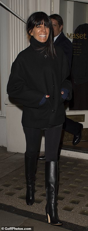 أضافت بوصات إلى إطارها مع حذاء جلدي أسود يصل إلى الركبة، وأكملت مظهرها بقفازات زرقاء بدون أصابع