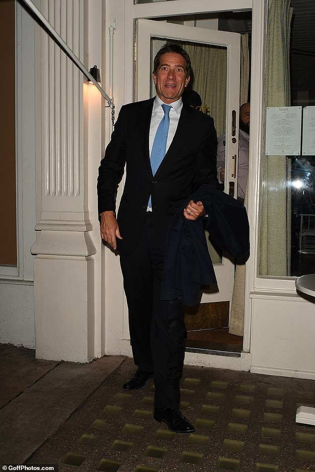 وفي الوقت نفسه، بدا زوجها منتج الأفلام أنيقًا بشكل لا يصدق ببدلة سوداء، مع قميص أبيض أنيق وربطة عنق زرقاء أنيقة.