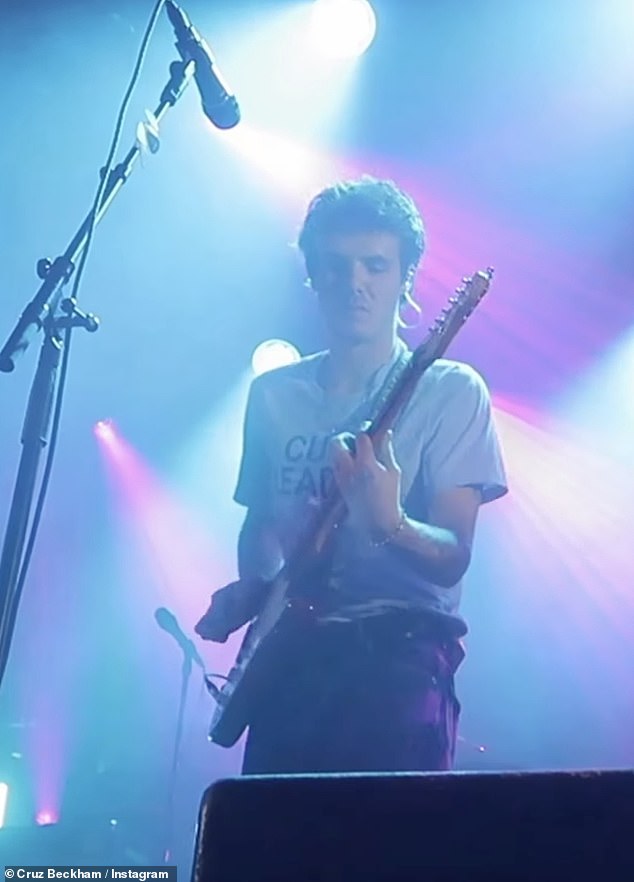 انتقل الموسيقي البالغ من العمر 20 عامًا، والذي كان يؤدي سلسلة من الحفلات غير المعلنة في جميع أنحاء المملكة المتحدة، إلى Instagram يوم السبت لمشاركة الأخبار مع المعجبين