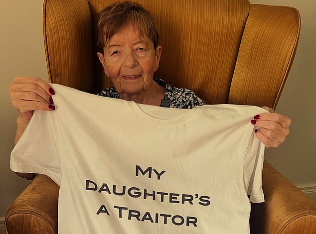 وفي صورة مؤثرة، شوهدت آن الأخرى، التي تعيش في راشيل، والتي تعاني من الخرف وتم تشخيص إصابتها بمرض باركنسون عندما كانت في الأربعينيات من عمرها، وهي تحمل بفخر قميصًا مكتوبًا عليه 