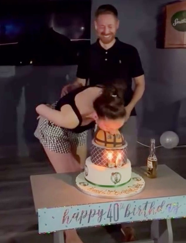 في عيد ميلادها الأربعين، بدلاً من إطفاء الشموع، قامت راشيل بوضع رأسها في كعكة عيد ميلادها لتأخذ قضمة كبيرة بينما كان زوجها شيموس - المحامي - ينظر إليها.