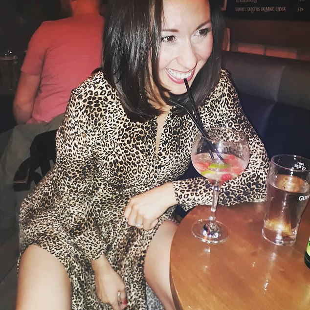 وقال أحد مساعدي مديرة الاتصالات البالغة من العمر 43 عامًا: 