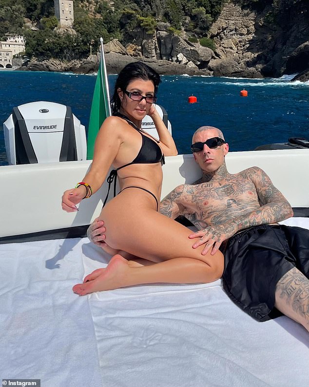 توقف عازف الدرامز Blink-182 عن شرب واستخدام الماريجوانا والمخدرات الأخرى بعد تحطم طائرة غيرت حياته في عام 2008؛ في الصورة مع زوجته في عام 2022