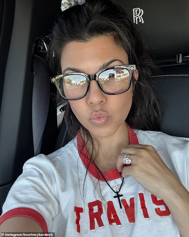 يتزامن امتناعها عن تناول الكحول مع حقيقة أن زوجها ترافيس باركر كان رصينًا منذ أكثر من 17 عامًا