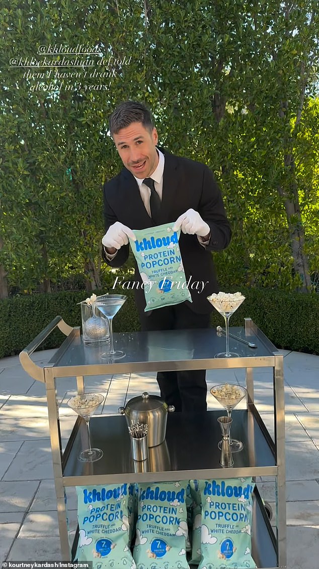 'أحبها!' صرخت كارداشيان بعد أن تذوقت كمأة خلود وفشار الشيدر الأبيض من أختها