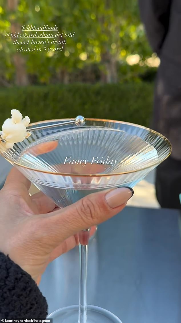 وكشفت الأم لأربعة أطفال، البالغة من العمر 46 عامًا، عن هذا الإنجاز أثناء احتفالها بإطلاق أحدث نكهة الفشار لخلود من أختها كلوي مع موكتيل.