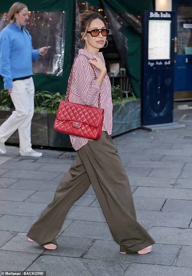 قامت المذيعة بتسمية متصيديها وفضحها على وسائل التواصل الاجتماعي حيث كشفت أن شخصًا ما أرسل لها رسالة تفيد بأنه يأمل أن 