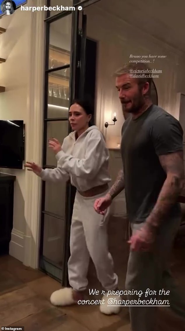 صورت هاربر والديها المحبين وهم يمارسون بعض الحركات على أنغام أغنية برونو مارس وهم يرتدون ملابس النوم قبل جولته القادمة