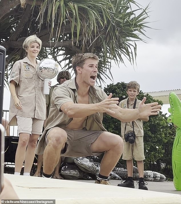 وقال بن (في الصورة الأمامية)، الذي أظهر عضلاته المتموجة في قميص كاكي مفكك الأزرار، لبرنامج اليوم إنه كثيرًا ما يتم إيقافه من قبل معجبي روبرت، الذين يخطئون بينه وبين الشيء الحقيقي - وهو شيء كان يعاني منه 