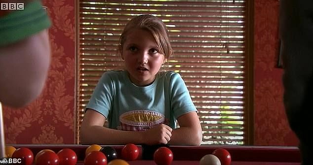 الممثلة البالغة من العمر 28 عامًا، لعبت دور البطولة في المسلسل حتى بلغت 18 عامًا، قبل أن تنتقل إلى أستراليا حيث أمضت ثماني سنوات في السفر والحفلات.