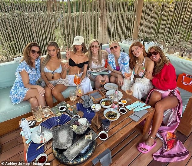 انضمت مورا لاحقًا إلى نجمة هذا الصباح أشلي ومغنية السبت أونا وأصدقاء آخرين لتناول الكوكتيلات في الشمس