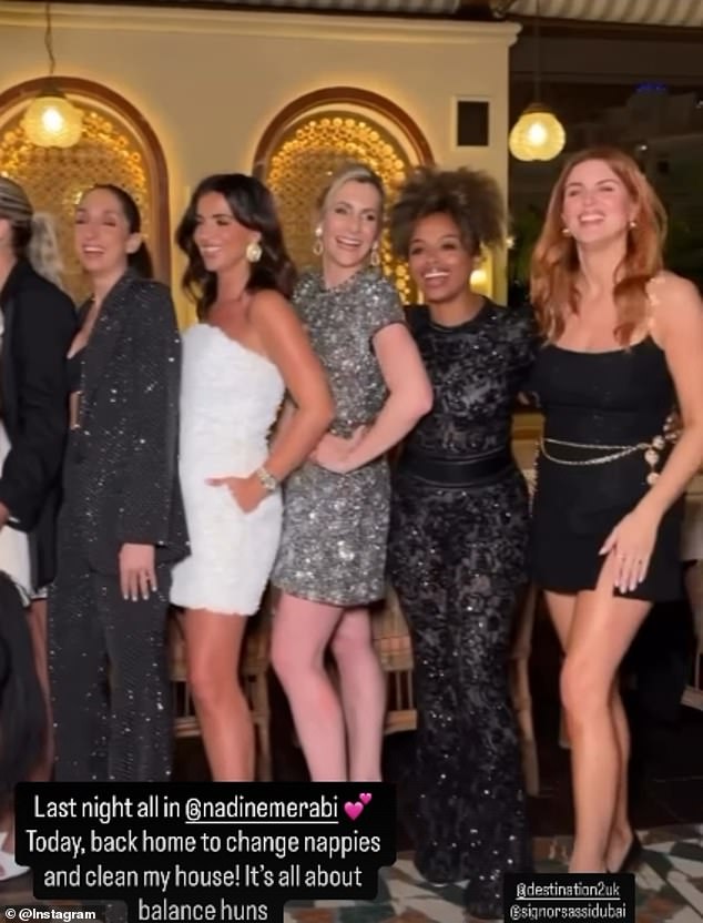 في مكان آخر أثناء العطلة، انضمت فلور إيست وجيما شقيقة ستايسي سولومون إلى الفتيات أيضًا وهم يرتدون ملابس مثيرة للإعجاب لقضاء ليلة في الخارج؛ إل آر جيما، لوسي، بال، فلور، أشلي