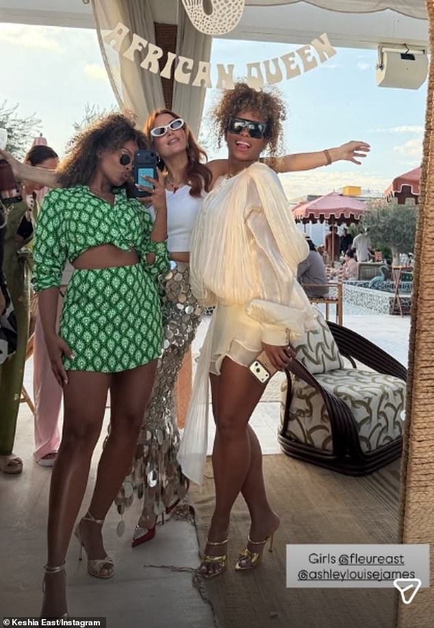 بدت فلور في حالة معنوية جيدة وهي تتظاهر مع أختها الشبيهة كيشيا وآشلي