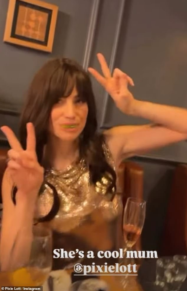 أذهلت النجمة وهي تستمتع بجرعات التيكيلا، وتلعق الملح من يدها قبل أن تلتقط اللقطة وتنتهي بشريحة ليمون مع الأصدقاء.