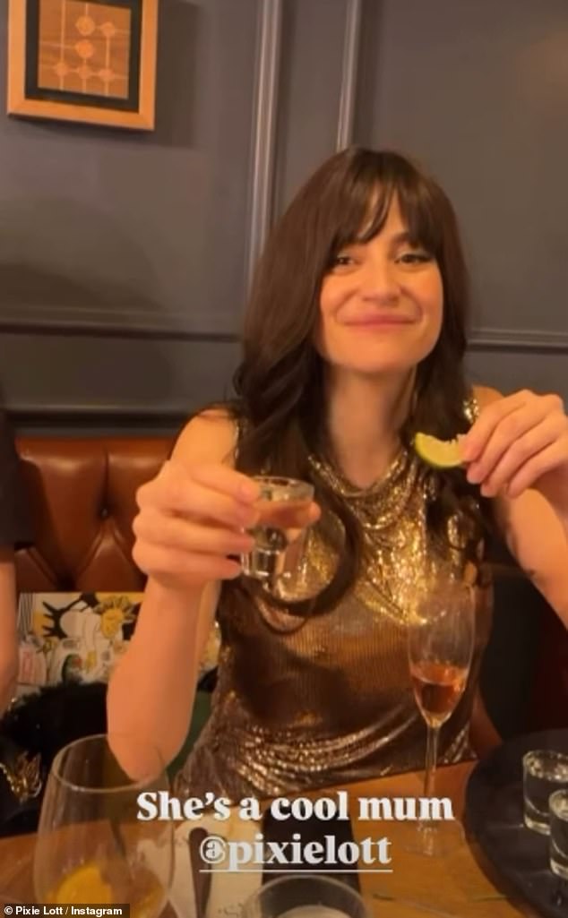 استمتعت النجمة بلقطات التيكيلا حيث وصفها أصدقاؤها بأنها 