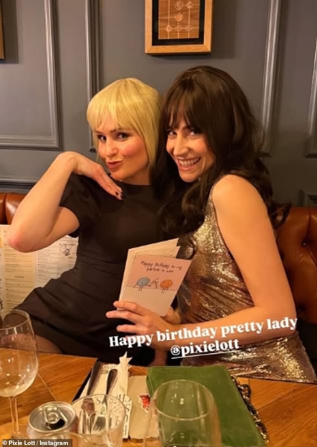 ظهرت المغنية مع صديق لها خلال عشاء عيد ميلادها