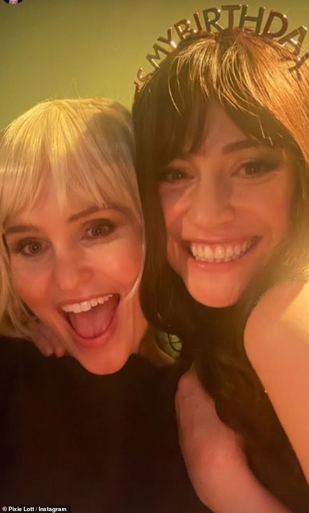 بينما كانت تلتقط سلسلة من صور السيلفي، ارتدت بيكسي عصابة رأس مكتوب عليها 